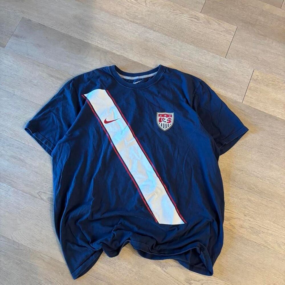 Nike Men's Navy and Blue T-shirt